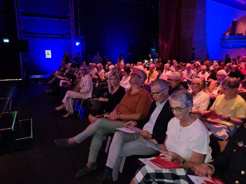 Le autorità e il pubblico al Teatro Verdi di Pordenone per la presentazione della stagione 2024-2025