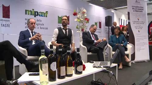 Debora Serracchiani (Presidente Regione Friuli Venezia Giulia) alla presentazione della DOC Pinot Grigio delle Venezie nello stand del MiPAAF al Vinitaly - Verona 10/04/2017