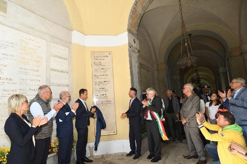 Il momento dello scoprimento della targa in memoria di Enzo Cainero alla presenza del governatore Fedriga e degli assessori Riccardi e Zilli