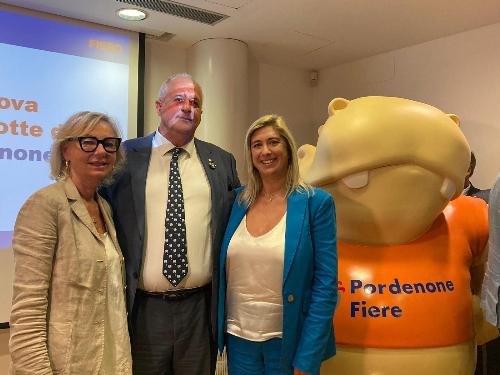 L'assessore regionale alle Infrastrutture Cristina Amirante (a destra) con il presidente della Fiera Renato Puiatti (al centro) e l'assessore comunale Guglielmina Cucci nonchè la mascotte "Fiero"