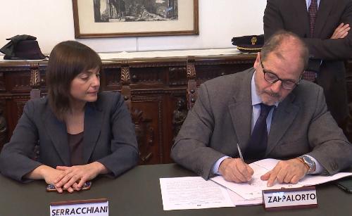 Debora Serracchiani (Presidente Regione Friuli Venezia Giulia) e Vittorio Zappalorto (Prefetto Udine) alla firma dei Protocolli per la sicurezza nei cantieri sulla terza corsia dell'A4 - Udine 13/04/2017