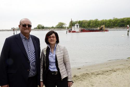 Enzo Lorenzon (Presidente Consorzio Sviluppo Industriale Comune Monfalcone) e Sara Vito (Assessore regionale Ambiente ed Energia) durante il sopralluogo ai lavori di dragaggio del canale di accesso al Villaggio del Pescatore e al comprensorio del canale est-ovest in zona Lisert di Monfalcone - 13/04/2017