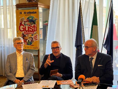 Al centro l'assessore Bini, alla sua destra Paolo Petiziol e alla sinistra il sindaco Ziberna