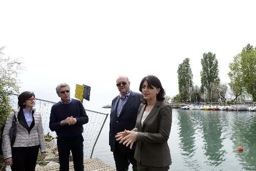 Sara Vito (Assessore regionale Ambiente ed Energia), Gianpaolo Fontana ed Enzo Lorenzon (Direttore e presidente Consorzio Sviluppo Industriale Comune Monfalcone) e Mariagrazia Santoro (Assessore regionale Infrastrutture e Territorio) durante il sopralluogo ai lavori di dragaggio del canale di accesso al Villaggio del Pescatore e al comprensorio del canale est-ovest in zona Lisert di Monfalcone - 13/04/2017