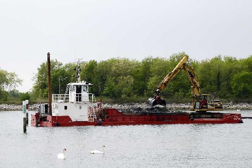 Lavori di dragaggio del canale di accesso al Villaggio del Pescatore e al comprensorio del canale est-ovest in zona Lisert di Monfalcone - 13/04/2017