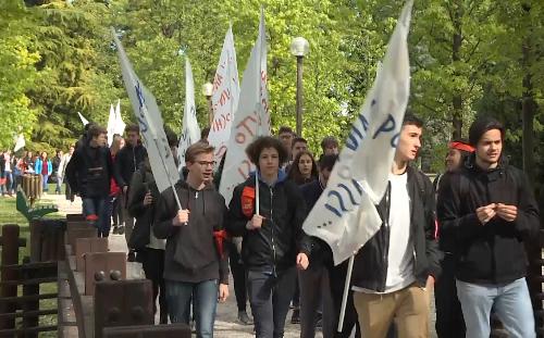 La marcia "Un aiuto in pochi passi", organizzata dalla Consulta provinciale studentesca di Pordenone e dall'Area Giovani del CRO di Aviano per ricostruire la scuola dell'infanzia di Sarnano (MC) - Pordenone 20/04/2017