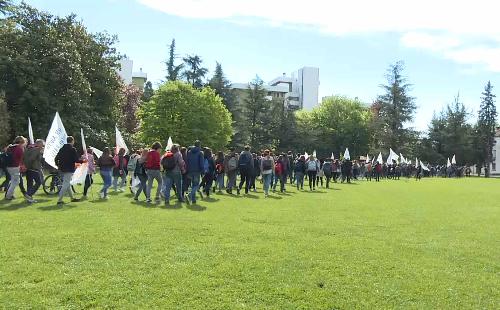 La marcia "Un aiuto in pochi passi", organizzata dalla Consulta provinciale studentesca di Pordenone e dall'Area Giovani del CRO di Aviano per ricostruire la scuola dell'infanzia di Sarnano (MC) - Pordenone 20/04/2017