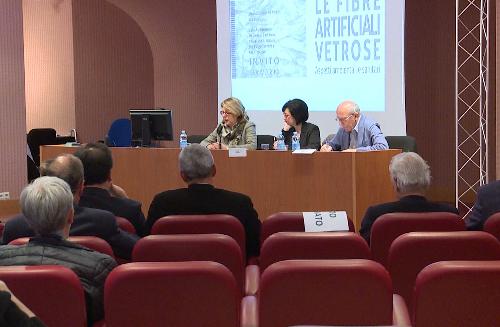 Gli assessori regionali Maria Sandra Telesca (Assessore regionale Salute, Integrazione socio-sanitaria, Politiche sociali e Famiglia) e Sara Vito (Assessore regionale Ambiente ed Energia) e Guido Baggi (Giornalista) al convegno "Le fibre artificiali vetrose. Aspetti ambientali e sanitari", nell'Auditorium dell'Ospedale San Polo - Monfalcone 20/04/2017