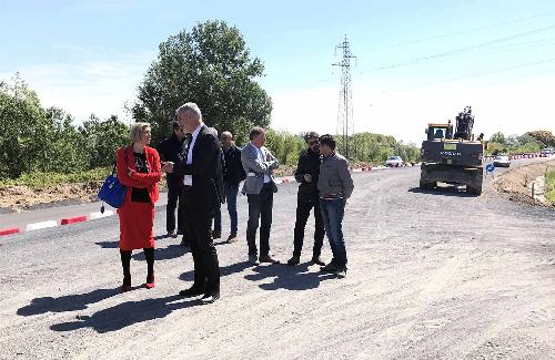 Cristina Amirante (Assessore Urbanistica e Pianificazione Territorio Comune Pordenone) e Paolo Panontin (Assessore regionale Protezione civile) durante il sopralluogo al cantiere dell'intervento antiesondazione del Meduna, sulla strada regionale 251 tra Pordenone e Azzano Decimo - 20/04/2017