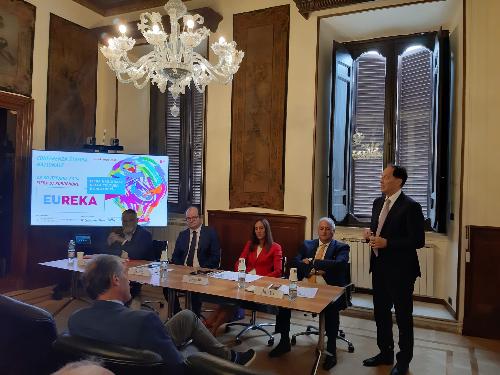 Un monento della presentazione con l'intervento del ministro Ciriani. Al tavolo, centrale, il vicegovernatore Anzil