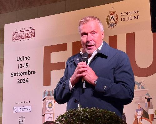 L'assessore Sergio Emidio Bini sul palco di Friuli Doc