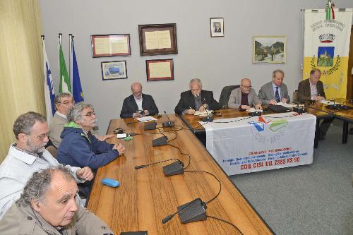 Tavolo della sigla della dichiarazione congiunta tra rappresentanti delle maggiori organizzazioni sindacali di Italia e Slovenia, in Municipio - Monrupino 26/04/2017