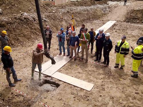 Franco Ceregioli (Sindaco Sarnano), Paolo panontin (Assessore Protezione civile Regione FVG) e Luciano Sulli (Direttore Protezione civile FVG) alla cerimonia della posa della prima pietra della nuova scuola dell'infanzia - Sarnano (MC) 08/05/2017