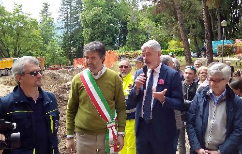 Luciano Sulli (Direttore Protezione civile FVG), Franco Ceregioli (Sindaco Sarnano), Paolo panontin (Assessore Protezione civile Regione FVG) e Vasco Errani (Commissario straordinario Ricostruzione Italia Centrale) alla cerimonia della posa della prima pietra della nuova scuola dell'infanzia - Sarnano (MC) 08/05/2017