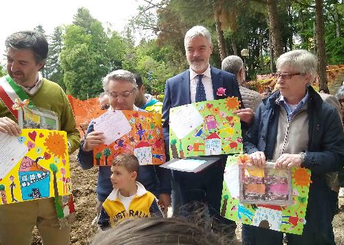 Franco Ceregioli (Sindaco Sarnano), Paolo panontin (Assessore Protezione civile Regione FVG) e Vasco Errani (Commissario straordinario Ricostruzione Italia Centrale) alla cerimonia della posa della prima pietra della nuova scuola dell'infanzia - Sarnano (MC) 08/05/2017