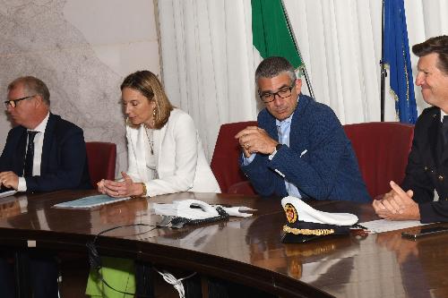 L’assessore regionale alla Sicurezza Pierpaolo Roberti (terzo da sinistra), assieme all’assessore comunale di Trieste alle Politiche della sicurezza cittadina Caterina De Gavardo e al presidente del Trieste Trasporti Maurizio Marzi, nel corso della presentazione dell’iniziativa che prende il via oggi e proseguirà in via sperimentale fino a giugno 2025