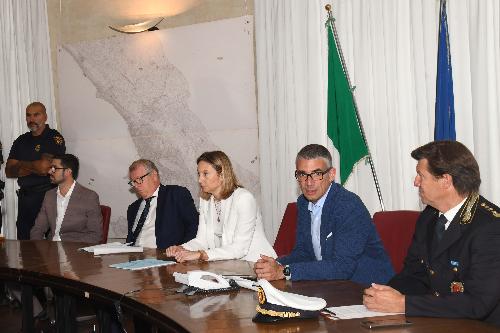 L’assessore regionale alla Sicurezza Pierpaolo Roberti (quarto da sinistra), assieme all’assessore comunale di Trieste alle Politiche della sicurezza cittadina Caterina De Gavardo e al presidente del Trieste Trasporti Maurizio Marzi, nel corso della presentazione dell’iniziativa che prende il via oggi e proseguirà in via sperimentale fino a giugno 2025