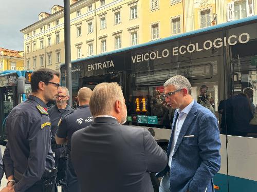 L’assessore regionale alla Sicurezza Pierpaolo Roberti in prossimità di un autobus della Trieste Trasporti