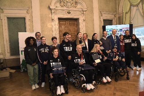 Il governatore del Friuli Venezia Giulia Massimiliano Fedriga, il vicegovernatore Mario Anzil e il presidente del Consiglio regionale Mauro bordin assieme agli atleti alla Festa Olimpica Parigi 2024, promossa dal Comitato regionale del Coni e dalla Regione in segno di riconoscimento agli atleti che hanno rappresentato il Friuli Venezia Giulia alle Olimpiadi e Paralimpiadi.