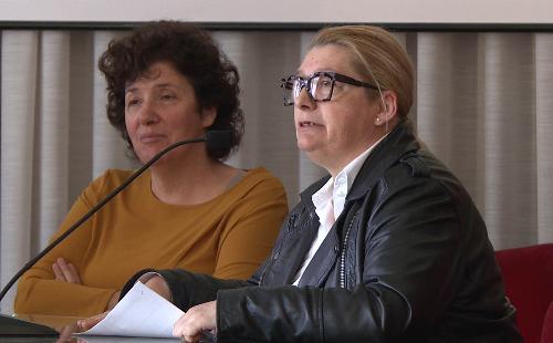 Loredana Panariti (Assessore regionale Lavoro, Formazione, Istruzione, Pari Opportunità, Politiche giovanili, Ricerca e Università) e Valentina Feletti (Ufficio Scolastico Regionale FVG) all'incontro "L'ALTRA SCUOLA: forse non tutti sanno che ..." celebrativo della Giornata mondiale contro l'Omotransfobia - Trieste 17/05/2017