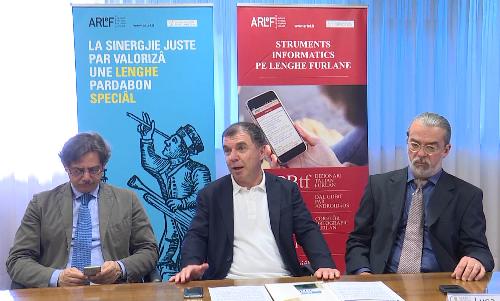 Vincenzo Martines (Presidente Commissione consiliare Cultura), Lorenzo Fabbro (Presidente ARLeF) e Luca Peresson (Presidente Centri Linguistiche Aplicade Agnul Pitane / CLAAP) alla presentazione della App per il Grant Dizionari Bilengâl talian-furlan (GDBtf) curata dall'Agjenzie Regjonâl pe Lenghe Furlane - Udine 17/05/2017