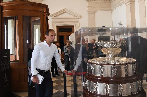 Il governatore Fedriga con la Coppa Davis