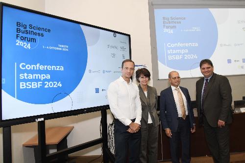 Da sinistra: Massimiliano Fedriga (governatore Fvg), Alessia Rosolen (assessore regionale Ricerca), Salvatore La Rosa (direttore struttura di ricerca e innovazione Area science park), Paolo Acunzo (direttore Bsbf 2024)