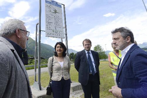 Romano Polonia (Sindaco Comune Villa Santina), Mariagrazia Santoro (Assessore regionale Infrastrutture e Territorio), Giorgio Damiani (Presidente FVG Strade) e Claudio Del Fabbro (Assessore opere pubbliche, viabilità e protezione civile Comune Villa Santina) all'avvio dei lavori di sistemazione dell'incrocio per la zona industriale sulla SS52 "Carnica"- Villa Santina 23/05/2017