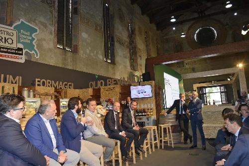 Cristiano Shaurli (Assessore regionale Risorse agricole e forestali) alla tavola rotonda "Il patrimonio enogastronomico del FVG: come valorizzarlo?" - Udine 25/05/2017