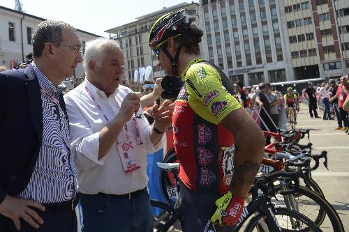 Sergio Bolzonello (Vicepresidente Regione FVG e assessore Attività produttive, Turismo e Cooperazione), Enzo Cainero (Comitato organizzatore tappe 19 e 20 Giro d’Italia in FVG) e Filippo Pozzato (Ciclista partecipante al Giro d'italia) alla partenza della tappa 20 del centesimo Giro d'Italia - Pordenone 27/05/2017