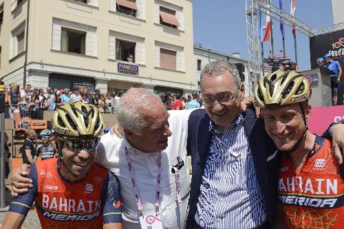 Enzo Cainero (Comitato organizzatore tappe 19 e 20 Giro d’Italia in FVG) e Sergio Bolzonello (Vicepresidente Regione FVG e assessore Attività produttive, Turismo e Cooperazione) tra Vincenzo Nibali ed Enrico Gasparotto (Ciclisti partecipanti al Giro d'italia) alla partenza della tappa 20 del centesimo Giro d'Italia - Pordenone 27/05/2017