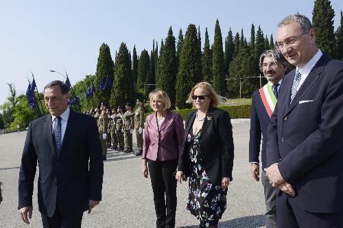 Domenico Rossi (Sottosegretario alla Difesa), Annapaola Porzio (Prefetto Trieste), Isabella Alberti (Prefetto Gorizia), Antonio Calligaris (Sindaco Fogliano Redipuglia), Sergio Bolzonello (Vicepresidente Regione FVG e assessore Attività produttive, Turismo e Cooperazione) alla celebrazione della Festa della Repubblica - Redipuglia 02/06/2017