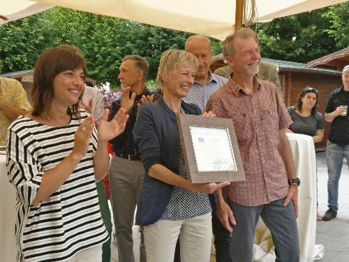 Debora Serracchiani (Presidente Regione Friuli Venezia Giulia) consegna una targa di onorificenza a Nives Meroi e Romano Benet - Tolmezzo 04/06/2017
