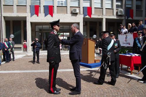 Sergio Bolzonello (Vicepresidente Regione FVG e assessore Attività produttive, Turismo e Cooperazione) premia Daniele Azzan (Appuntato scelto Carabinieri) alla cerimonia per l'anniversario della fondazione dell'Arma - Udine 05/06/2017