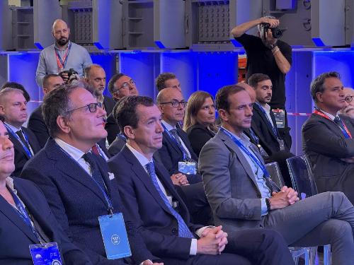 Il governatore nella sede di Mangiarotti-Westinghouse di Monfalcone per il lancio di Vacuum vessel