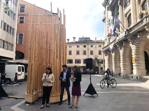 Mariagrazia Santoro (Assessore regionale Infrastrutture e Territorio) all'incontro per illustrare l'installazione Urban Hugs - Udine 09/06/2017
