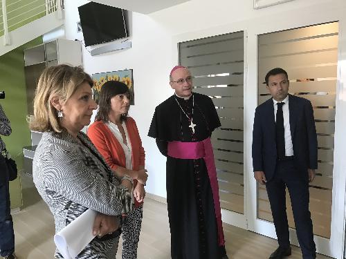 Maria Sandra Telesca (Assessore regionale Salute, Integrazione socio-sanitaria, Politiche sociali e Famiglia), Debora Serracchiani (Presidente Regione Friuli Venezia Giulia) e Carlo Roberto Maria Redaelli (Arcivescovo Gorizia) all'inaugurazione del Centro residenziale per l’autismo - Medea 13/06/2017