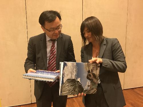Debora Serracchiani (Presidente Regione Friuli Venezia Giulia) e Sun Xinhua (Presidente Invest Shangai) al Forum Italo-Cinese per la cooperazione economica ed il commercio - Roma 14/06/2017