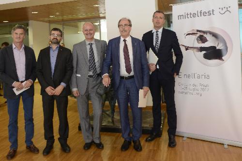 Federico Rossi (Presidente Mittelfest), Fabrizio Pitton (Presidente Consiglio Provincia Udine), Franco Calabretto (Direttore Mittelfest), Gianni Torrenti (Assessore regionale Cultura, Sport e Solidarietà) e Stefano Balloch (Sindaco Cividale del Friuli) alla conferenza stampa di presentazione del Mittelfest - Udine 15/06/2017