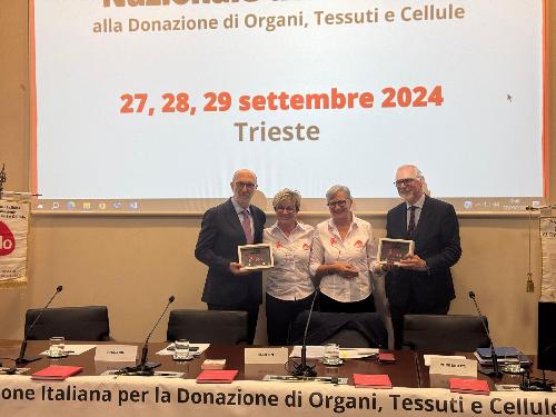 L'assessore regionale Riccardo Riccardi (primo a sinistra) premiato dall'Aido nazionale insieme al dottor Roberto Perissutti, direttore del Centro regionale trapianti