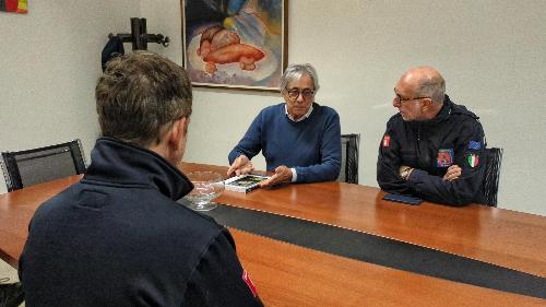 L'assessore Riccardi (a destra nella foto) nel municipio di Pulfero