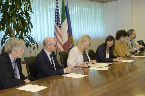 Debora Serracchiani (Presidente Regione Friuli Venezia Giulia) e Loredana Panariti (Assessore regionale Lavoro, Formazione, Istruzione, Pari Opportunità, Politiche giovanili, Ricerca e Università) alla firma dell'accordo di cooperazione tra Regione, sistema universitario del FVG e Massachusetts institute of technology (Mit) - Udine 23/06/2017