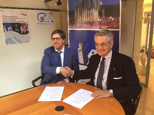 Maurizio Ionico (Amministratore unico Ferrovie Udine-Cividale - FUC) e Antonio Zanardi Landi (Presidente Fondazione Aquileia) alla firma dell'accordo di partnership - Udine 26/06/2017