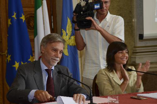 Graziano Delrio (Ministro Infrastrutture e Trasporti) e Debora Serracchiani (Presidente Regione Friuli Venezia Giulia) alla firma del decreto per il regime di punto franco del porto - Trieste 27/06/2017