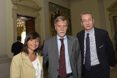 Debora Serracchiani (Presidente Regione Friuli Venezia Giulia), Graziano Delrio (Ministro Infrastrutture e Trasporti) e Sergio Bolzonello (Vicepresidente Regione FVG e assessore Attività produttive, Turismo e Cooperazione) alla firma del decreto per il regime di punto franco del porto - Trieste 27/06/2017