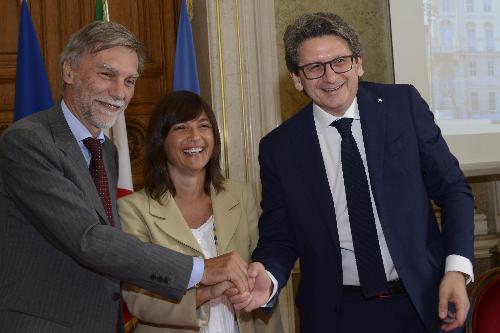 Graziano Delrio (Ministro Infrastrutture e Trasporti), Debora Serracchiani (Presidente Regione Friuli Venezia Giulia) e Zeno D'Agostino (Presidente Autorità Sistema Portuale Mare Adriatico Orientale) alla firma del decreto per il regime di punto franco del porto - Trieste 27/06/2017