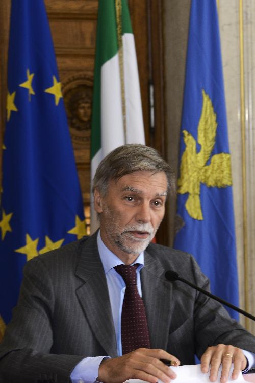 Graziano Delrio (Ministro Infrastrutture e Trasporti) alla firma del decreto per il regime di punto franco del porto - Trieste 27/06/2017