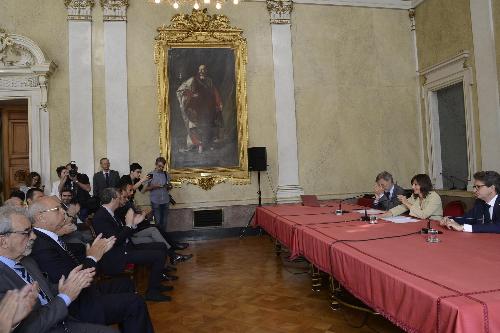 Graziano Delrio (Ministro Infrastrutture e Trasporti), Debora Serracchiani (Presidente Regione Friuli Venezia Giulia) e Zeno D'Agostino (Presidente Autorità Sistema Portuale Mare Adriatico Orientale) alla firma del decreto per il regime di punto franco del porto - Trieste 27/06/2017