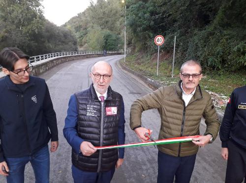 L’assessore alla Protezione civile Riccardo Riccardi alla cerimonia di riapertura del tratto stradale che collega la frazione di Mernico con la località slovena di Collobrida/Golo Brdo.
