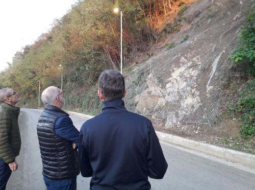 Il sopralluogo nel punto dove si era verificata la frana.